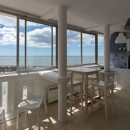 L'eternel Estivant アパート